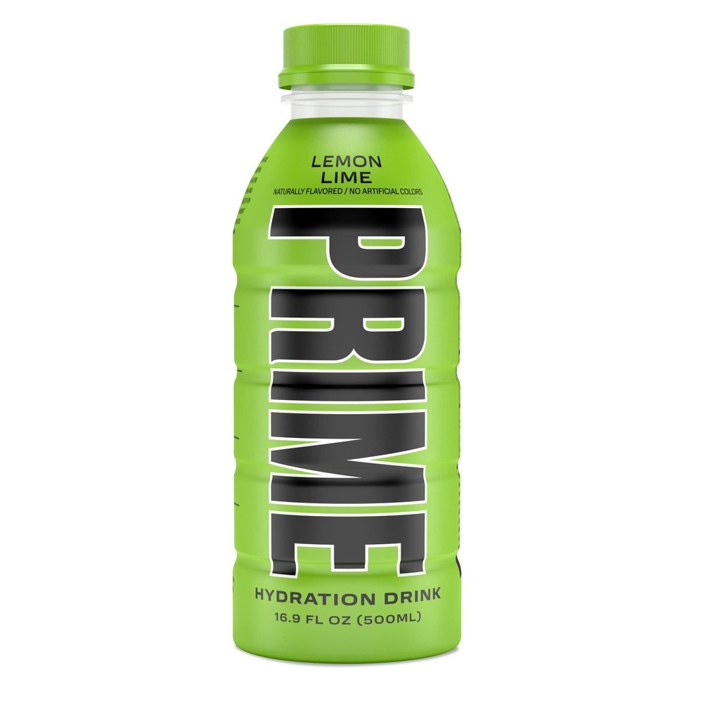 Une bouteille vert pomme avec un capuchon vert, au centre il est écrit verticalement « Prime » en noir. Le tout sur fond blanc