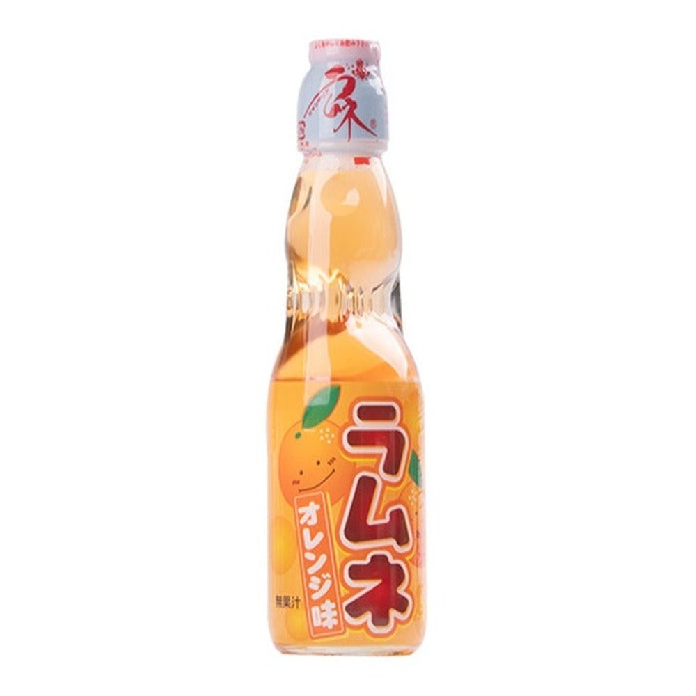 Une bouteille transparente sur fond blanc avec une boisson légèrement orange, il y a une étiquette orange sur la moitié basse de la bouteille. Il y a des oranges qui sourient