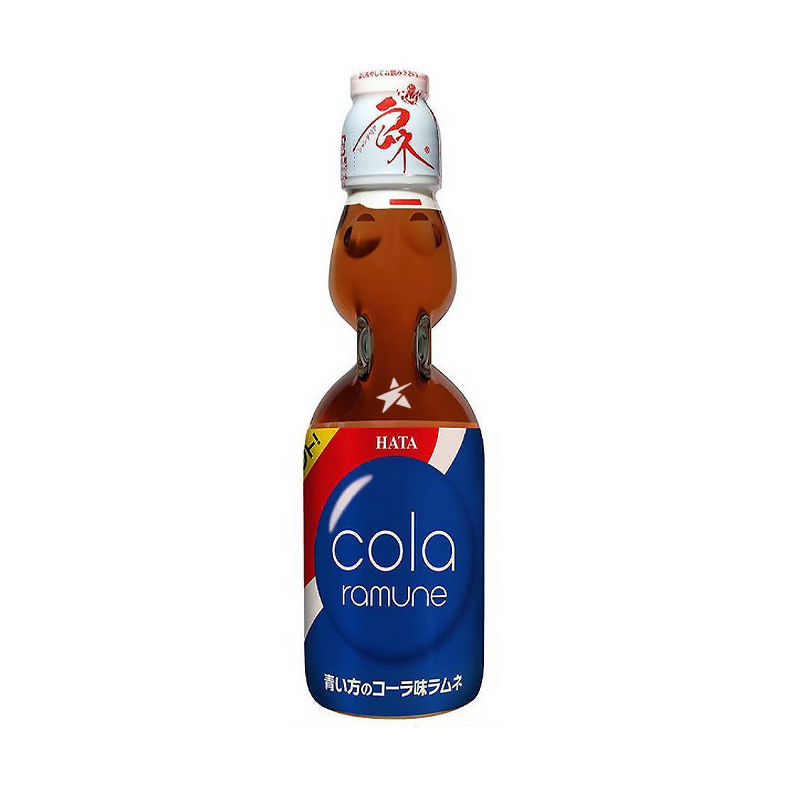 Une bouteille transparente sur fond blanc avec une boisson brune, il y a une étiquette bleu sur la moitié basse de la bouteille