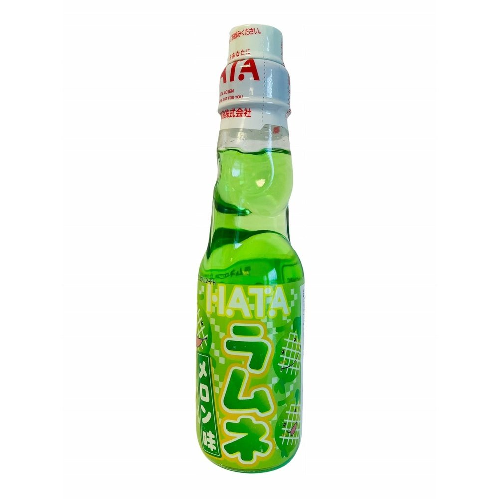 Une bouteille transparente sur fond blanc avec une boisson légèrement verte, il y a une étiquette verte sur la moitié basse de la bouteille. Il y a des melons qui sourient