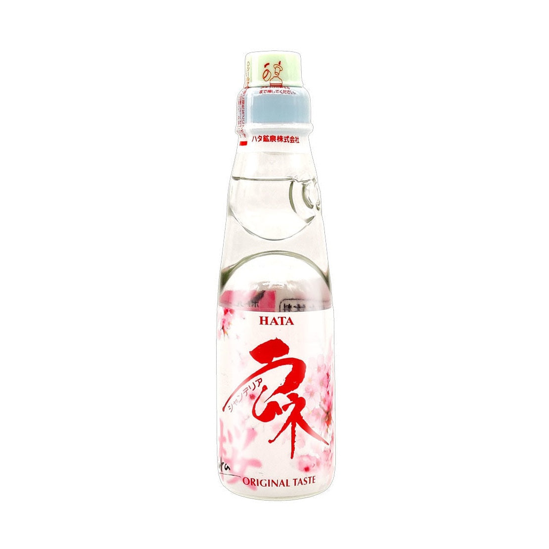 Une bouteille transparente sur fond blanc avec une boisson transparente, il y a une étiquette blanche sur la moitié basse de la bouteille. Il y a des branches avec des fleurs de cerisiers