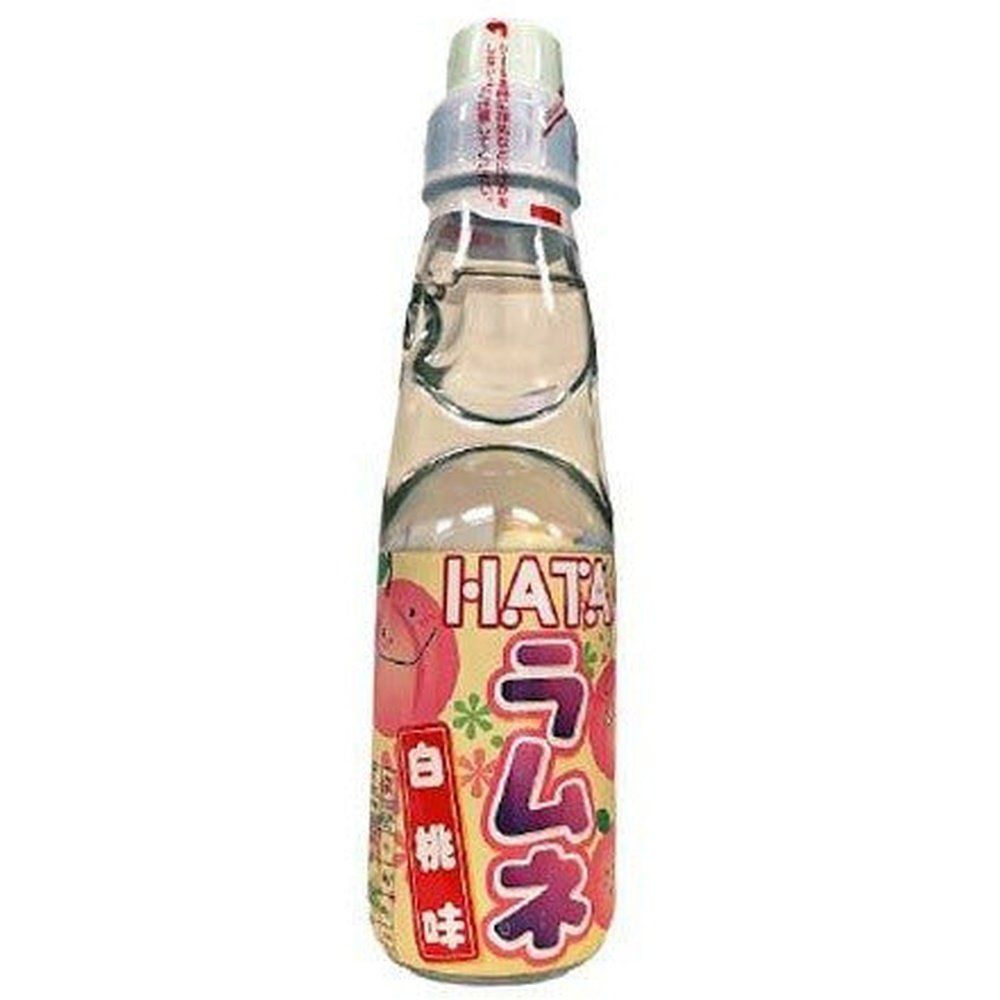 Une bouteille transparente sur fond blanc avec une boisson transparente, il y a une étiquette jaune sur la moitié basse de la bouteille avec des pêches qui sourient 