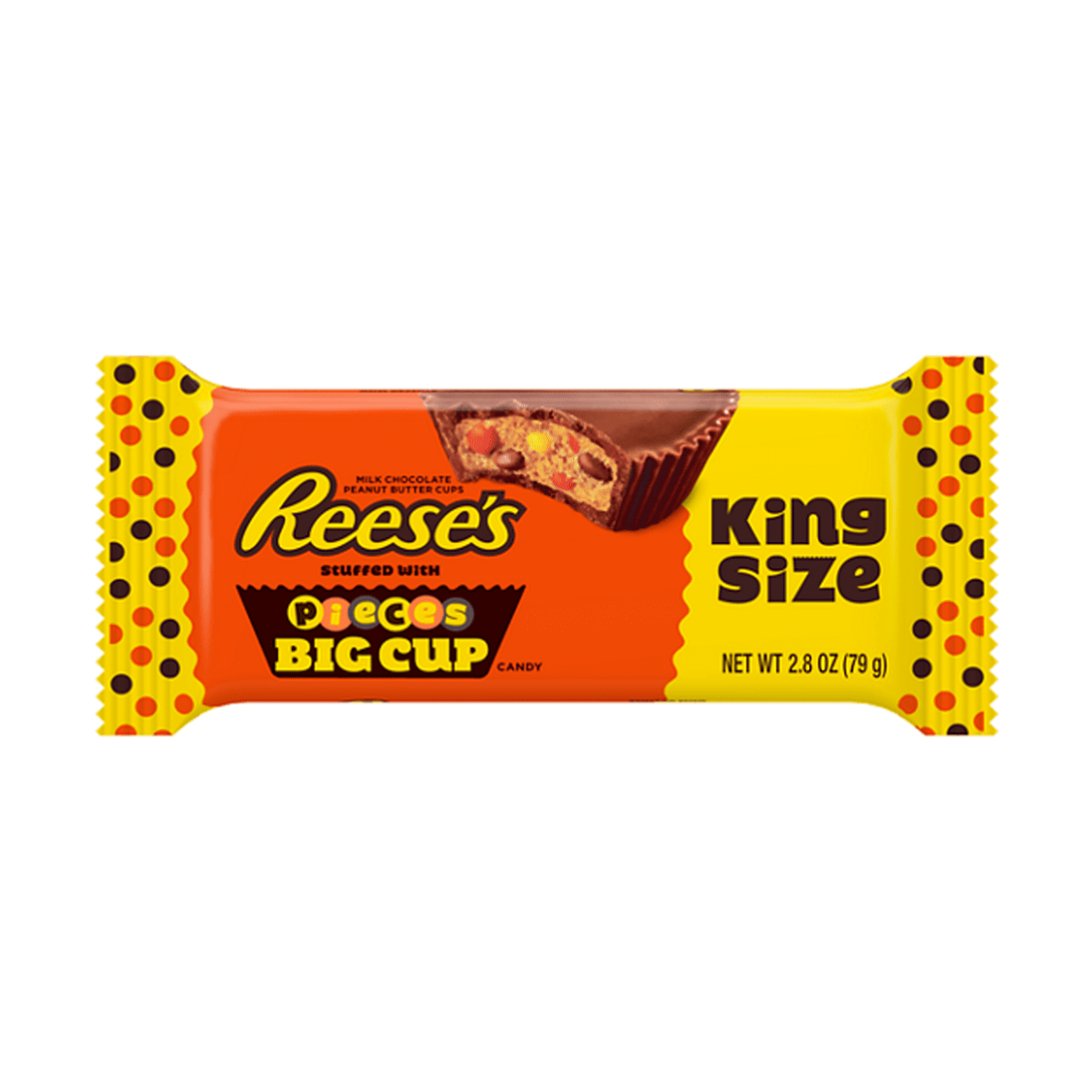 Un emballage orange avec des extrémités jaunes sur fond blanc avec écrit « Reese’s » à gauche et à droite il y a un chocolat en cup qui est croqué et on y voit une pâte brune claire avec des morceaux colorés 