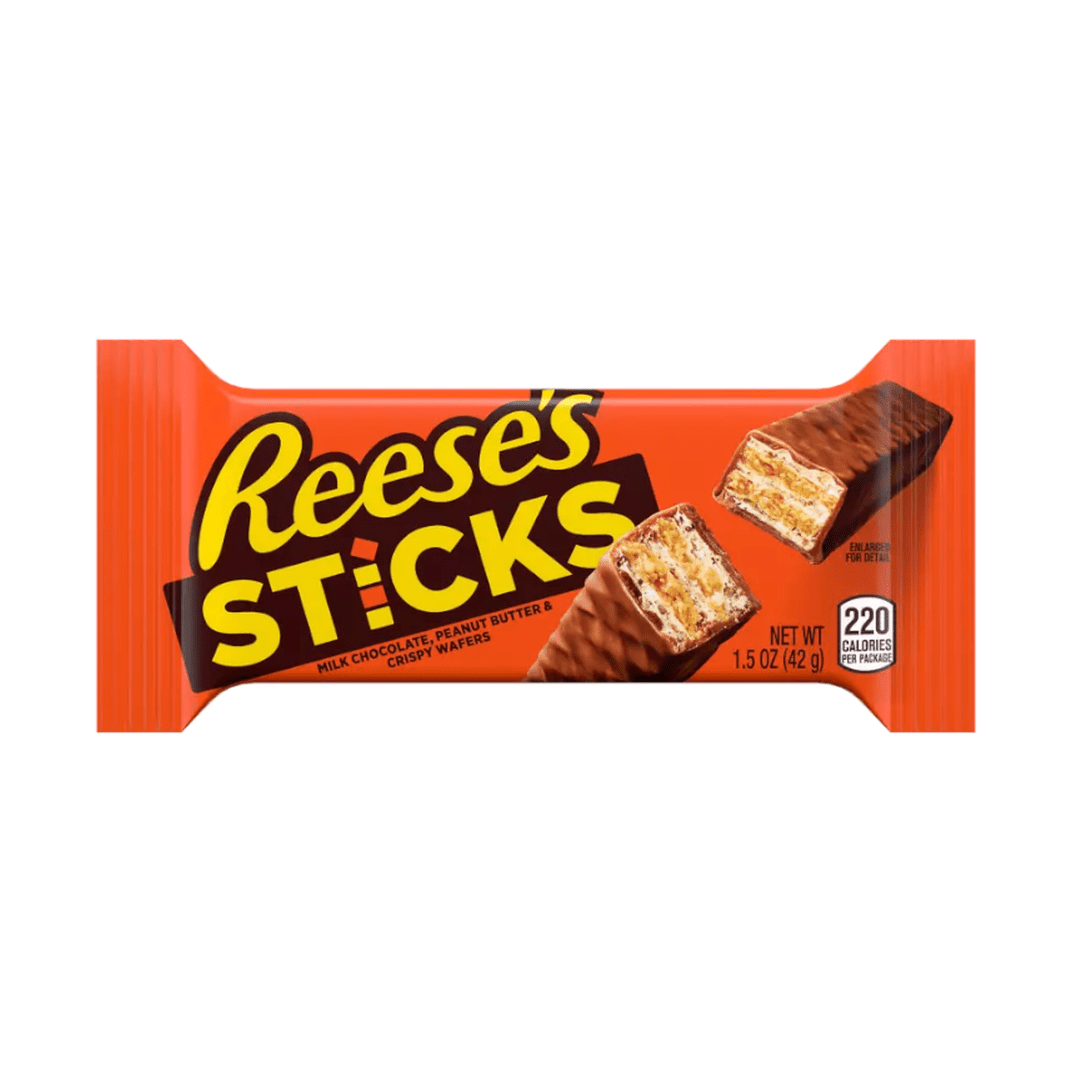 Un emballage orange sur fond blanc avec une barre de chocolat coupée en 2, on y voit différentes couches blanches et beiges