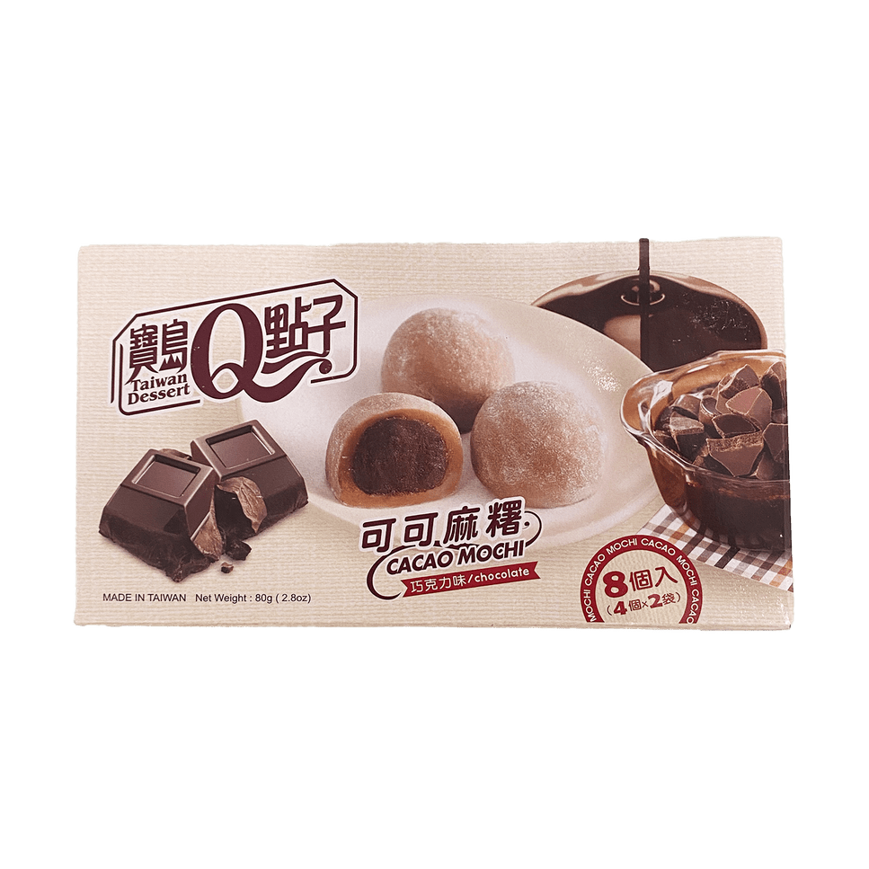 Un paquet beige sur fond blanc avec une assiette blanche avec 3 mochis bruns, à gauche il y a 2 morceaux de chocolat et à droite du coulis de chocolat qui vient d’en haut