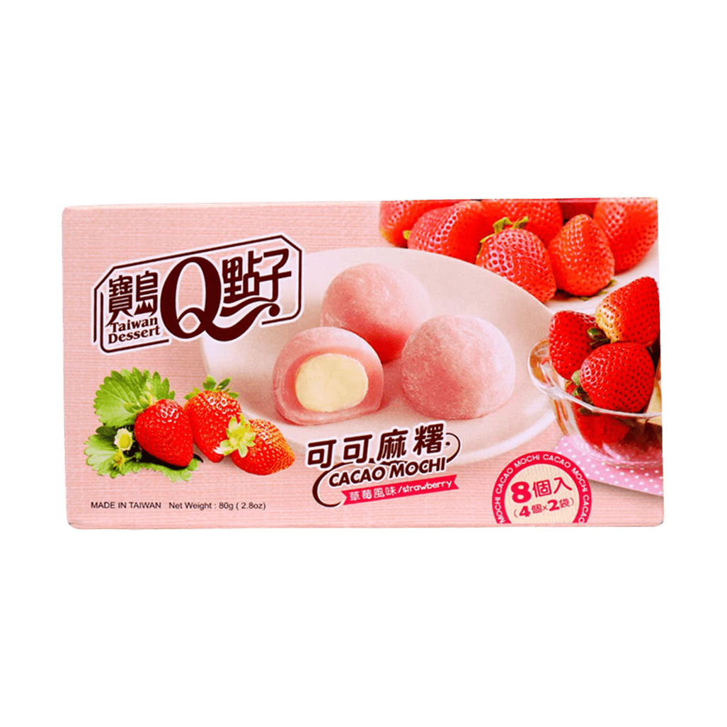 Un paquet rose sur fond blanc avec une assiette blanche avec 3 mochis roses dont un coupés où ont voit une crème blanche. De part et d’autre il y a beaucoup de fraises