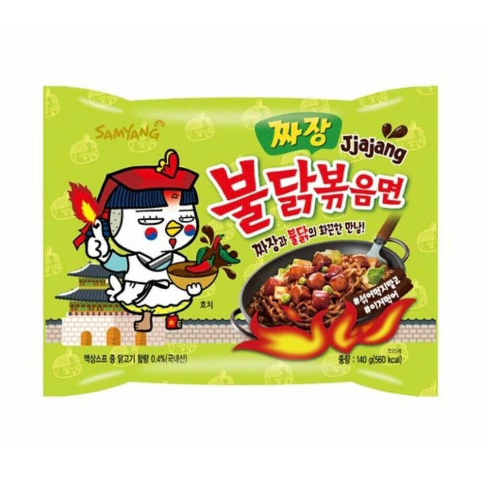 Un petit paquet vert sur fond blanc avec à gauche une petite créature blanche tenant un bol de sauce brune et à droite une poêle noire de nouilles brunes avec des morceaux de saucisses et des pois verts