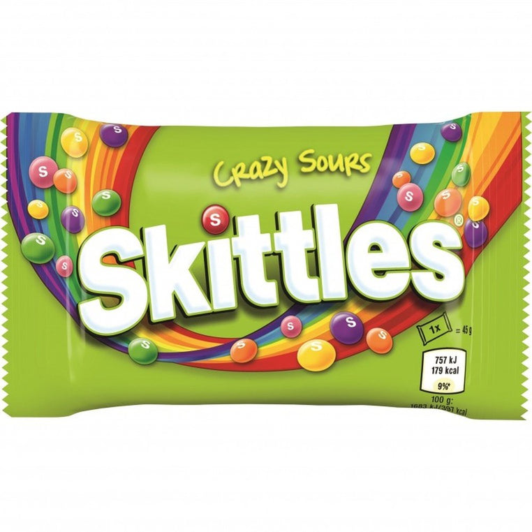 Un emballage vert sur fond blanc avec un arc-en-ciel qui le traverse et plein de petits Skittles dans l’air 