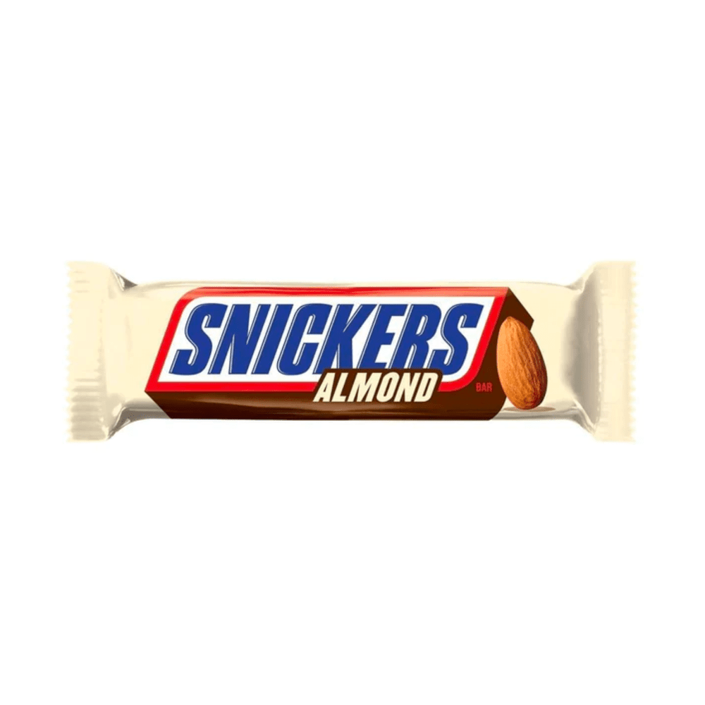 Un emballage beige sur fond blanc avec au centre écrit « Snickers » en bleu et sur le côté droit il y a une amande