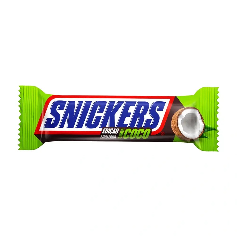Un emballage vert sur fond blanc avec au centre écrit « Snickers » en bleu et sur le côté droit il y a une demi noix de coco