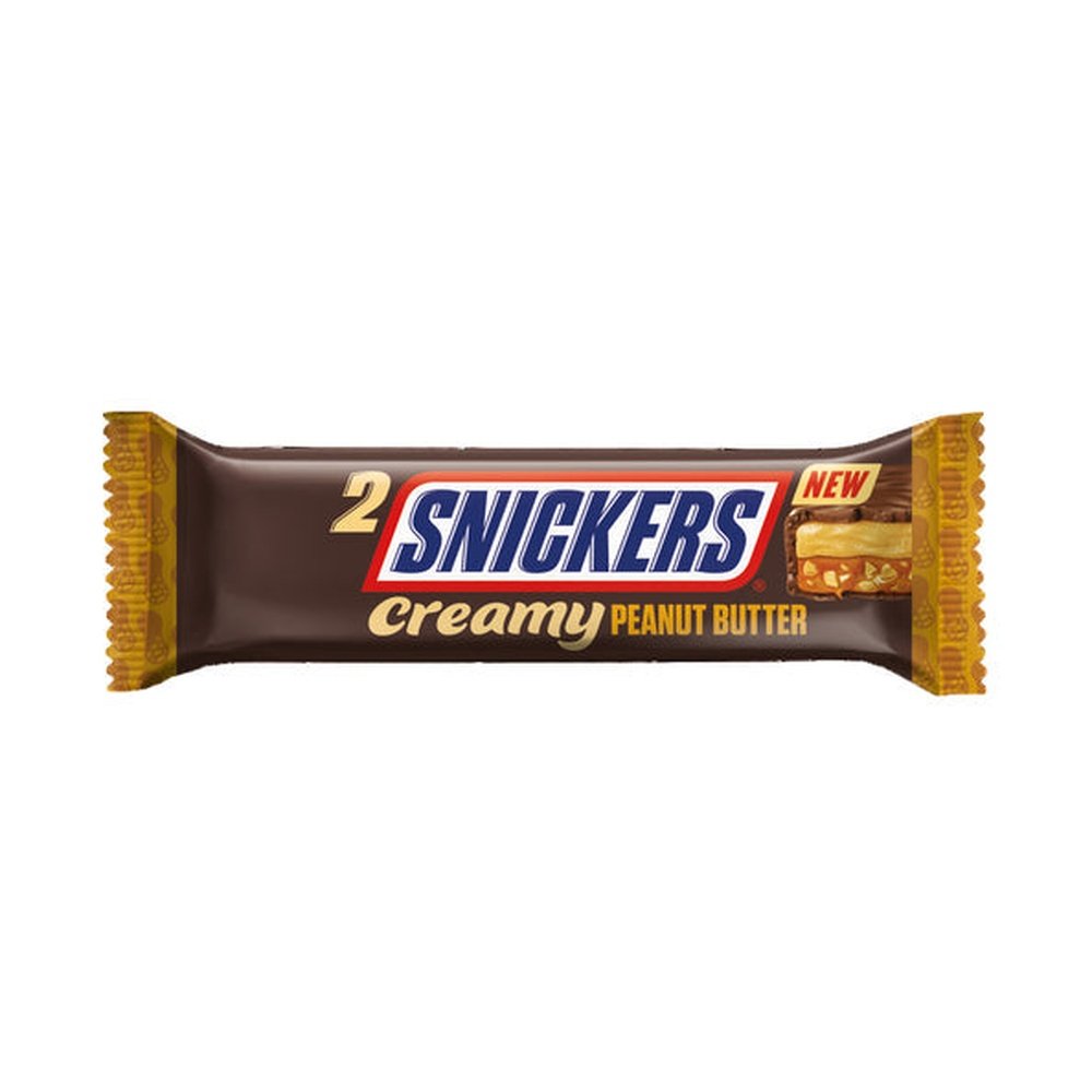 Un emballage marron sur fond blanc avec au centre écrit « Snickers » en bleu et sur le côté droit il y a une barre chocolatée coupée, on y voit du caramel et du biscuit