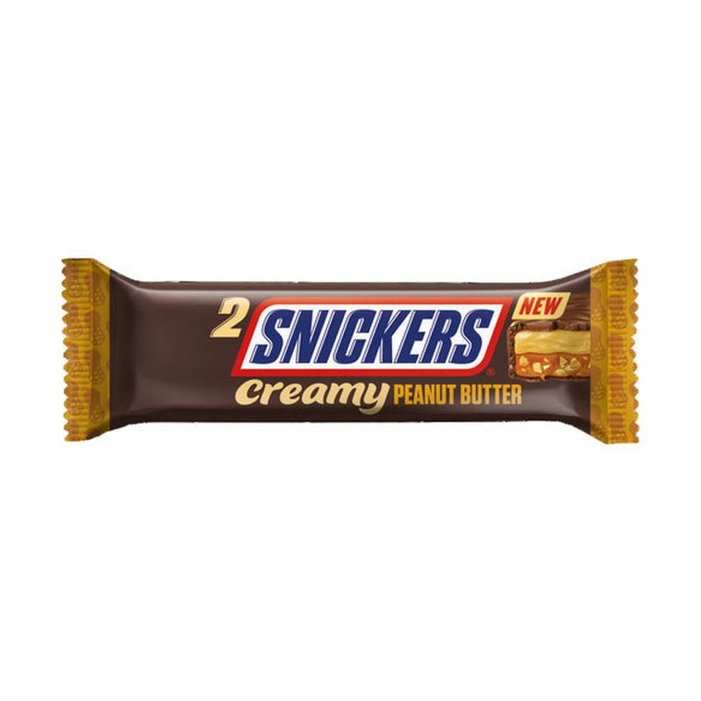 Un emballage marron sur fond blanc avec au centre écrit « Snickers » en bleu et sur le côté droit il y a une barre chocolatée coupée, on y voit du caramel et du biscuit