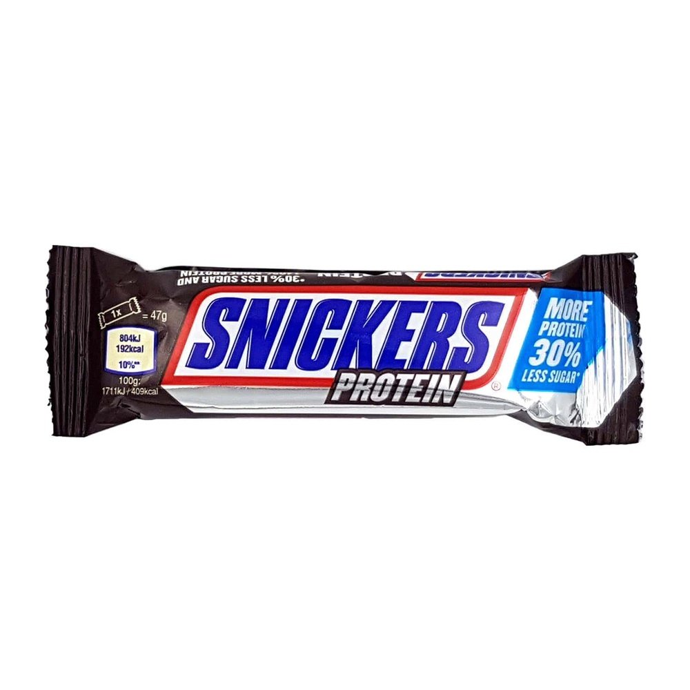 Un emballage marron foncé sur fond blanc avec au centre écrit « Snickers » en bleu et en bas il est écrit « Protein »