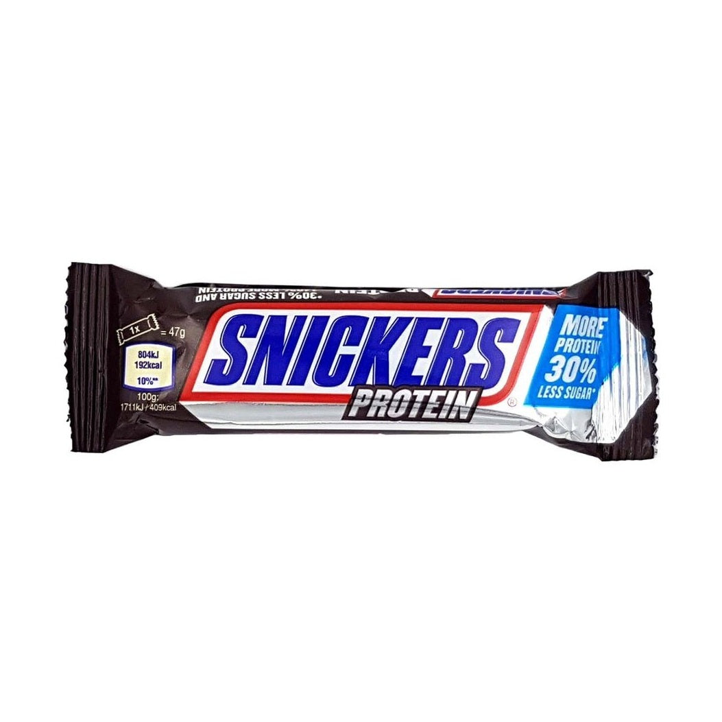 Un emballage marron foncé sur fond blanc avec au centre écrit « Snickers » en bleu et en bas il est écrit « Protein »