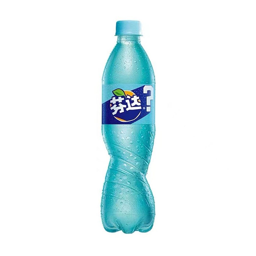 Une bouteille transparente avec une boisson bleu, un capuchon de la même couleur et une étiquette avec un point d’interrogation, le tout sur fond blanc