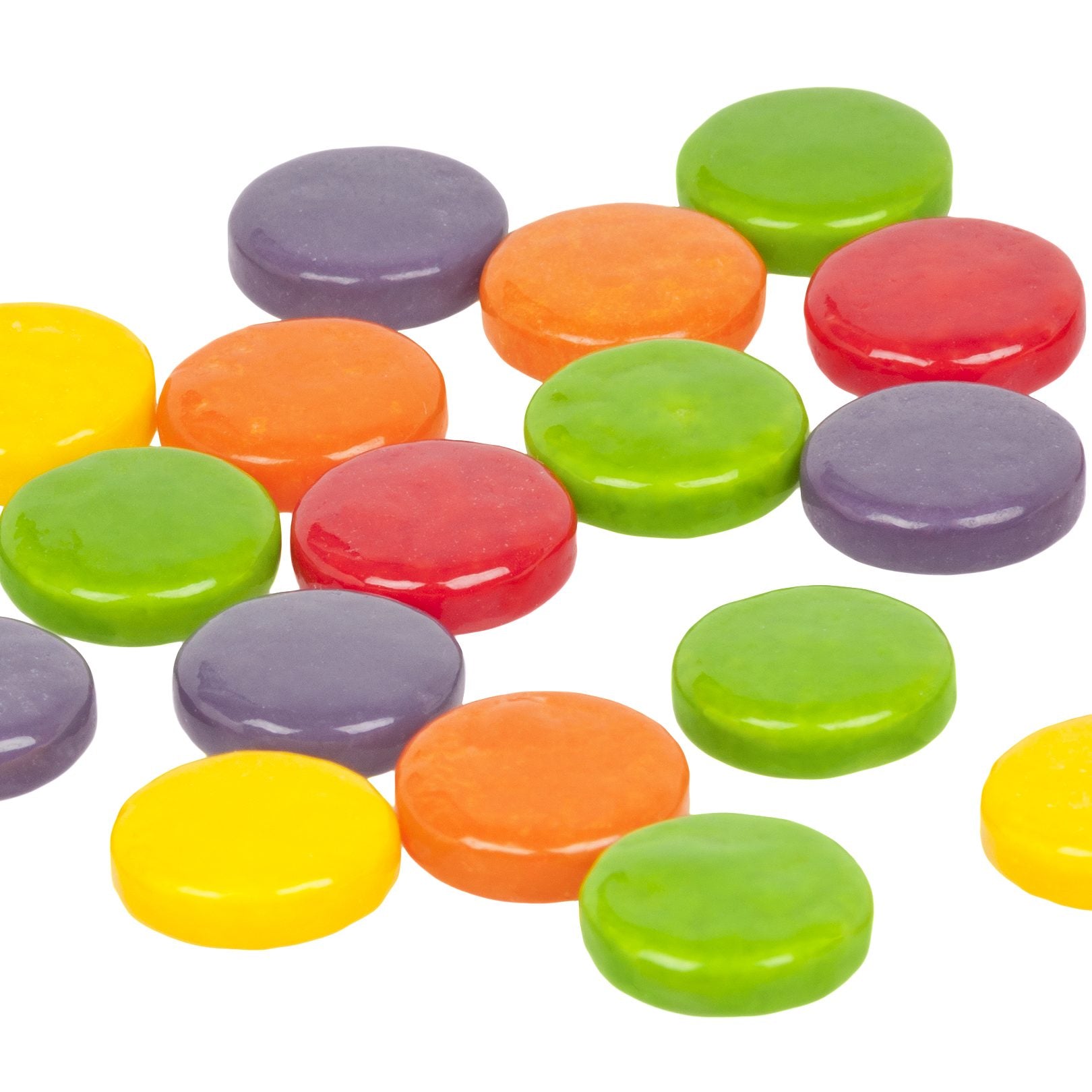 Plusieurs bonbons en forme de ronds aplatis jaune, rouge, vert, orange et mauve. Le tout sur un fond blanc