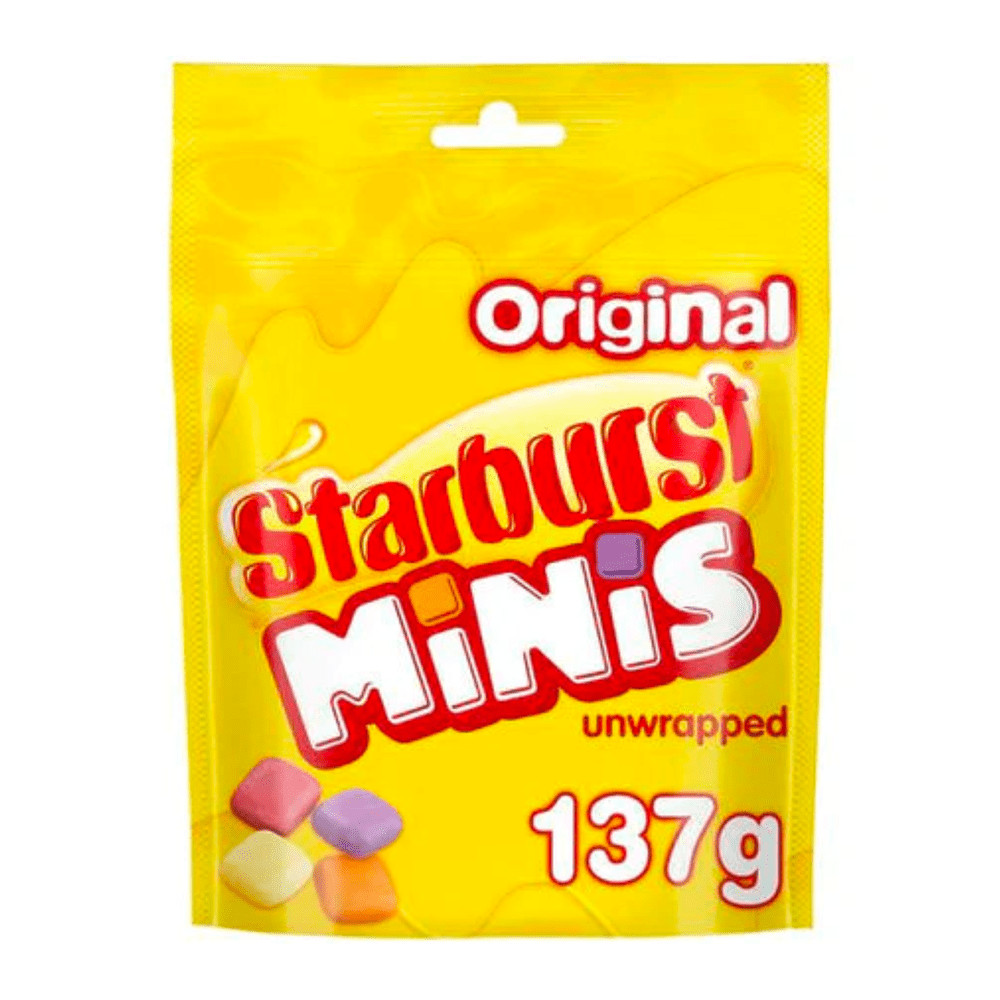 Un emballage jaune sur fond blanc avec en bas à gauche 4 bonbons carrés de couleurs rose, mauve, jaune et orange
