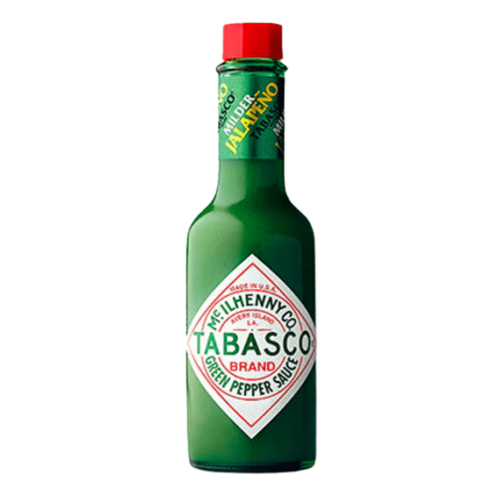 Une bouteille en verre remplie d’une sauce verte, un capuchon rouge et une étiquette blanche avec des écrits verts. Le tout sur fond blanc
