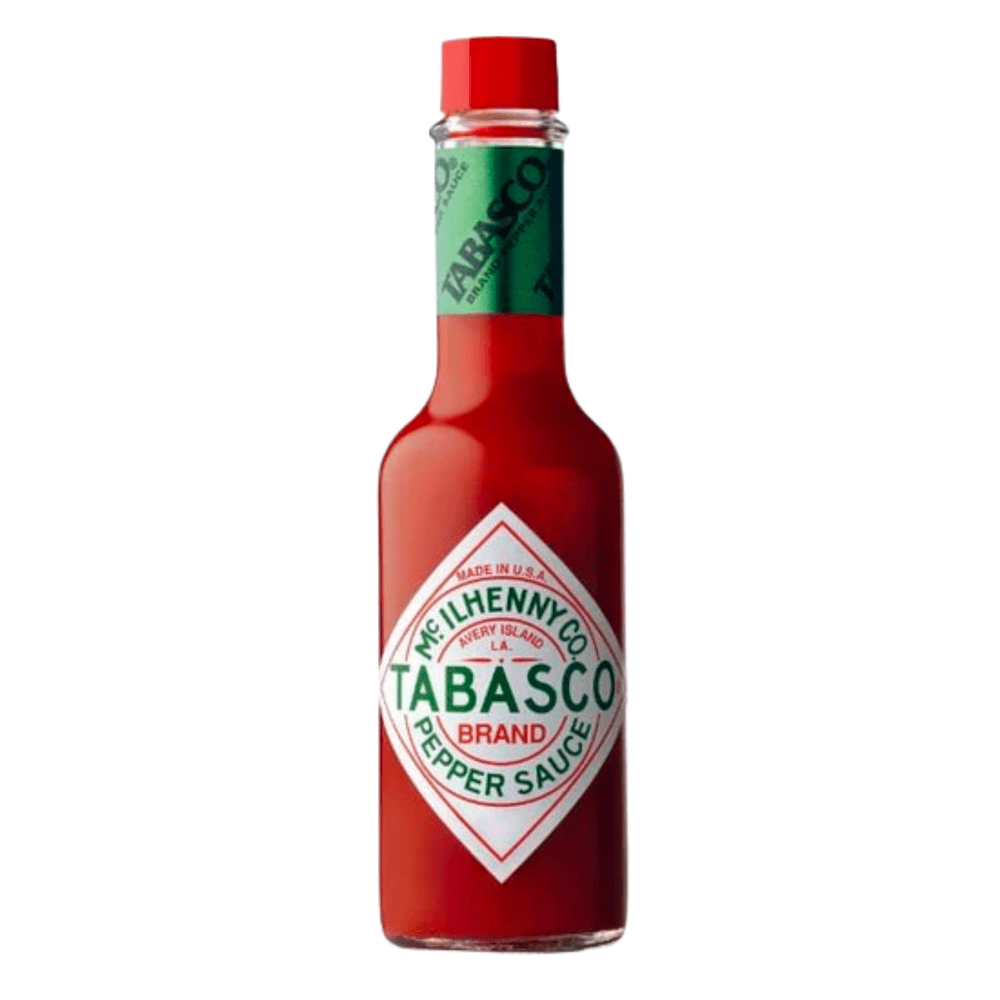 Une bouteille en verre remplie d’une sauce rouge, un capuchon rouge et une étiquette blanche avec des écrits verts. Le tout sur fond blanc