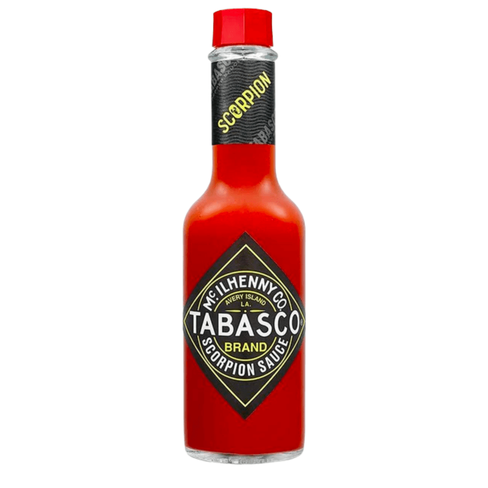 Une bouteille en verre remplie d’une sauce rouge, un capuchon rouge et une étiquette noire avec des écrits blancs. Le tout sur fond blanc