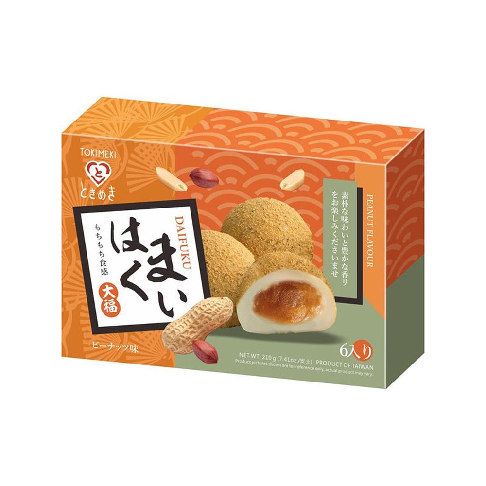 Un carton orange sur fond blanc avec 3 mochis saupoudrés de poudre de cacahuètes, celui de devant est ouvert et on y voit une crème brune