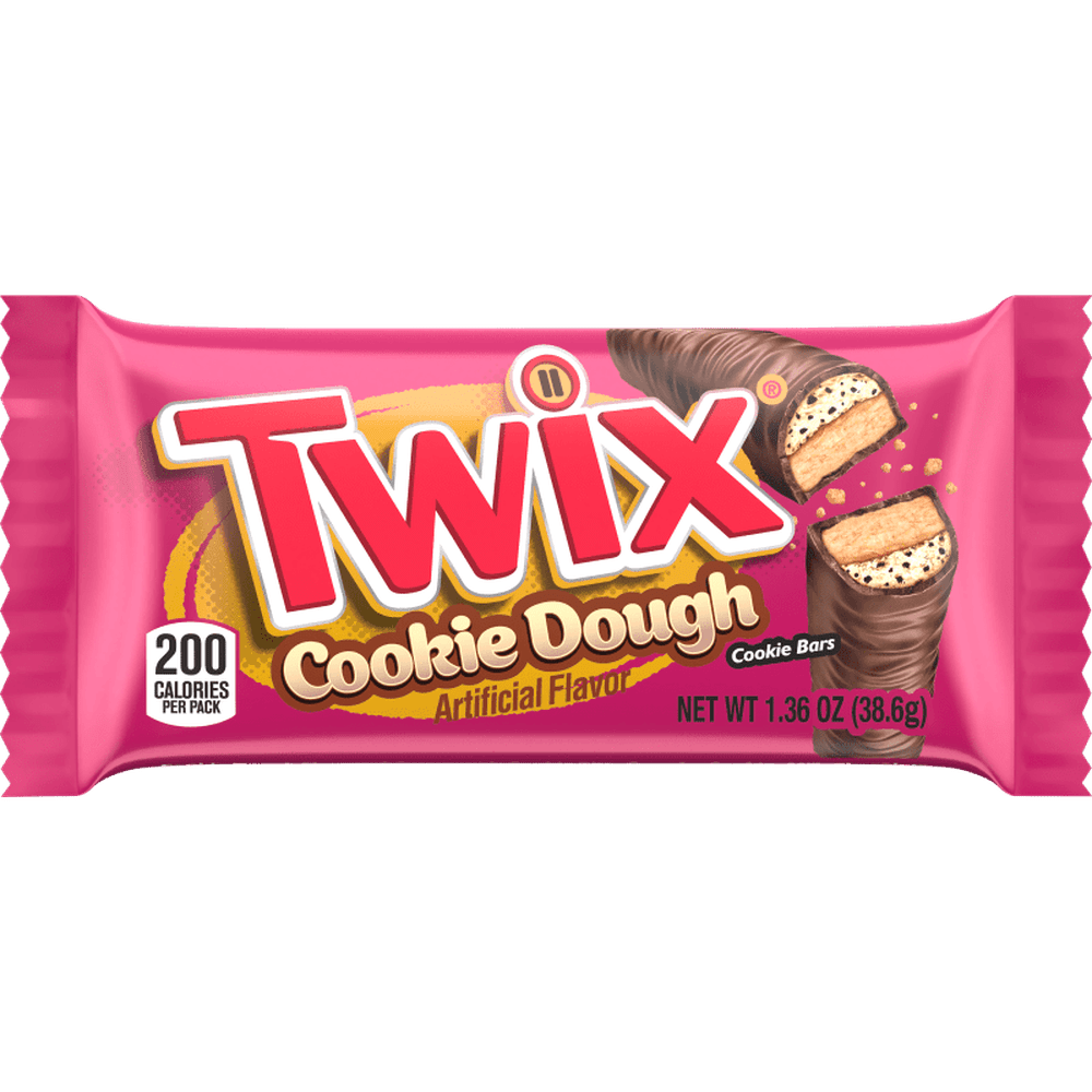 Un emballage rose avec au centre écrit en grand et en rouge « TWIX », à droite il y a une barre chocolatée coupée en 2 et on y voit une crème blanche et du biscuit. Le tout sur fond blanc