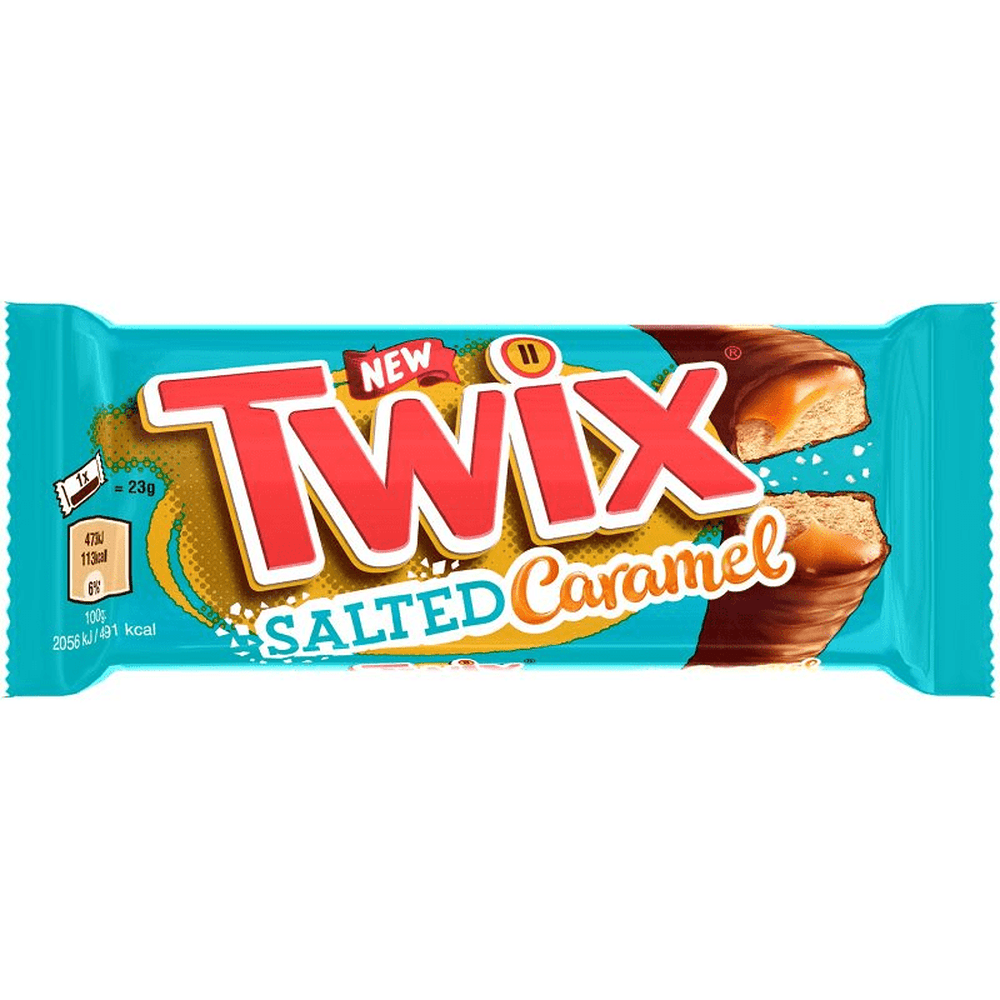 Un emballage bleu avec au centre écrit en grand et en rouge « TWIX », à droite il y a une barre chocolatée coupée en 2 et on y voit du biscuit et du caramel avec du sel. Le tout sur fond blanc