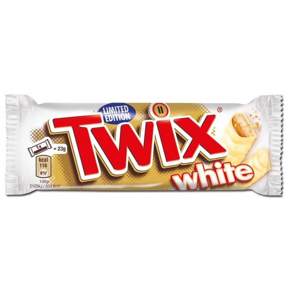 Un emballage blanc avec au centre écrit en grand et en rouge « TWIX », à droite il y a une barre de chocolat blanc coupée en 2 et on y voit du caramel et du biscuit. Le tout sur fond blanc