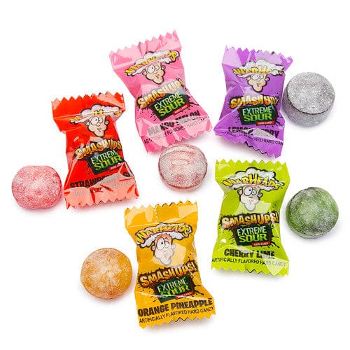 5 paquets individuels de couleurs différentes avec des bonbons en boules de couleurs correspondantes ; rouge, rose, mauve, vert et jaune. Le tout sur fond blanc