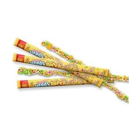 3 emballages jaunes long qui sont sur un fond blanc