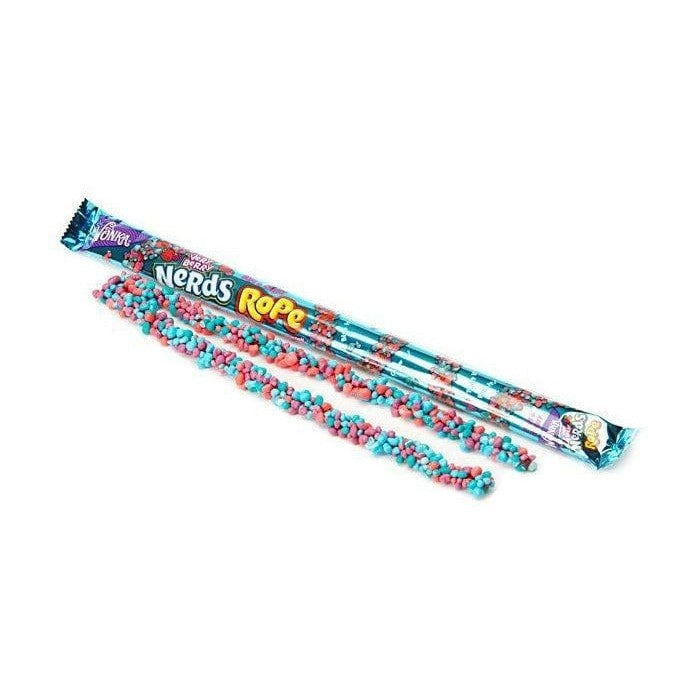 Un emballage bleu long avec un bonbon de perles colorés longs et des personnages rose et mauve. Le tout sur fond blanc